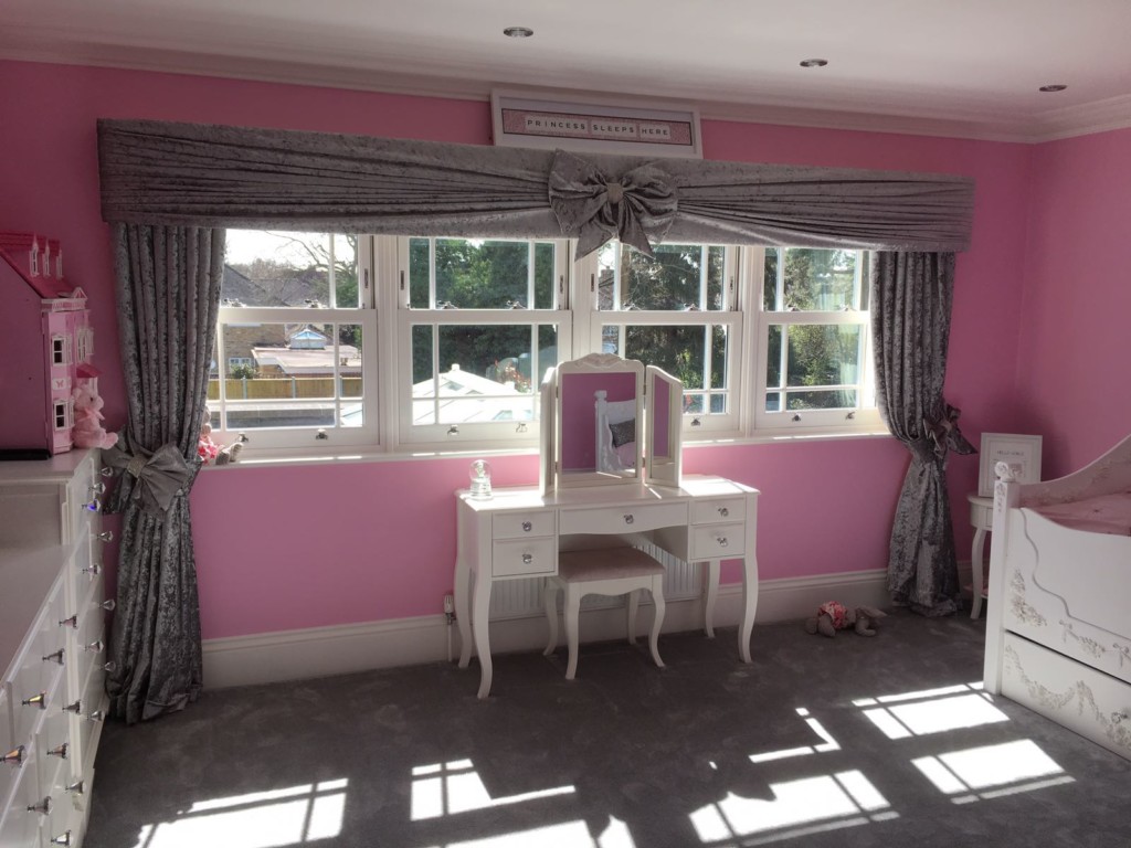 Pelmet & Curtains With Bows