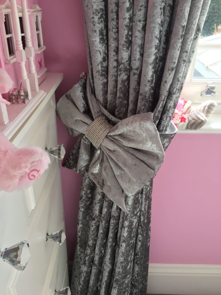 Pelmet & Curtains With Bows